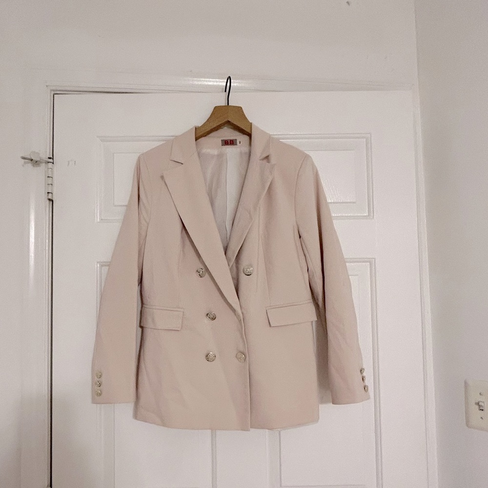Long blazer with nice buttons. Gently used. Size 40